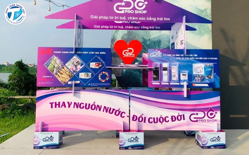 Fomex ứng dụng trong quảng cáo làm xe, boot quảng cáo, sampling